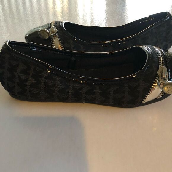 Michael Kors Girl’s Black Patent/Fabric Flats 2 US - Picture 8 of 9